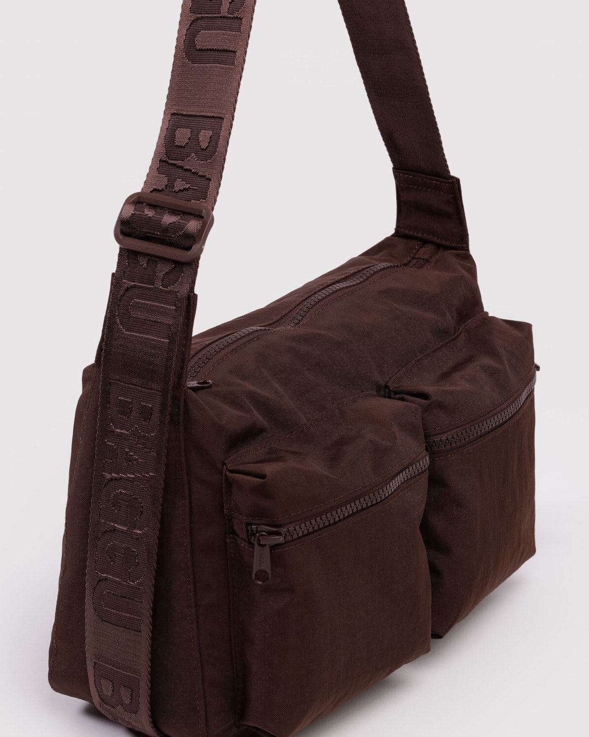 Medium Cargo Crossbody Coffee | Baggu Signature