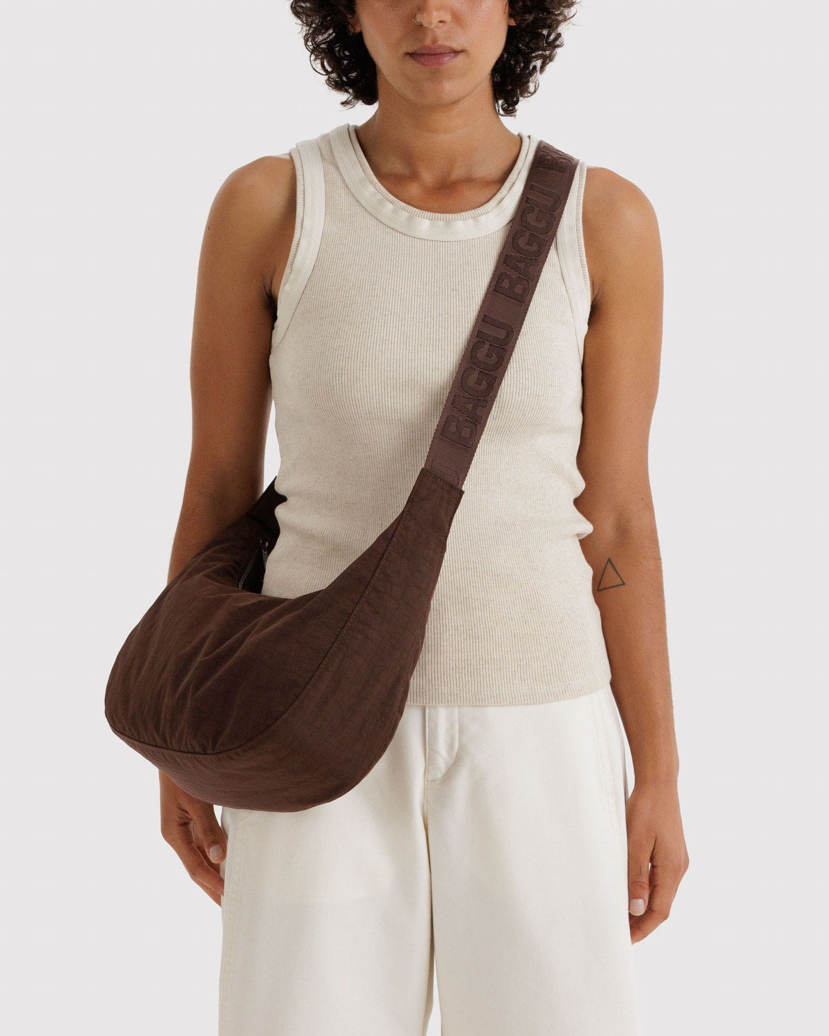 Medium Nylon Crescent Bag Coffee | Baggu Essential